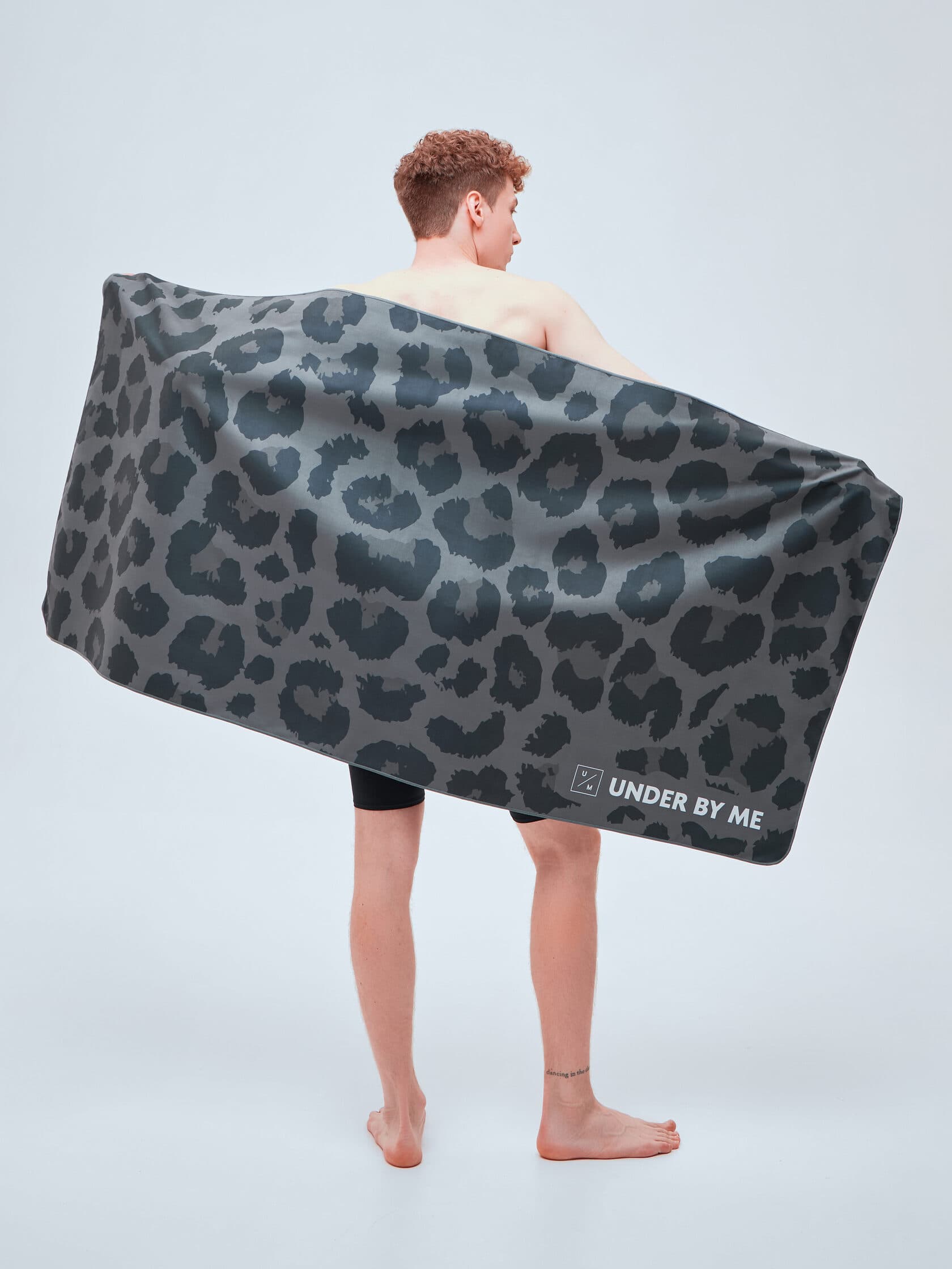 Быстросохнущее спортивное полотенце для тренировок UNDER BY ME Grey Leo
