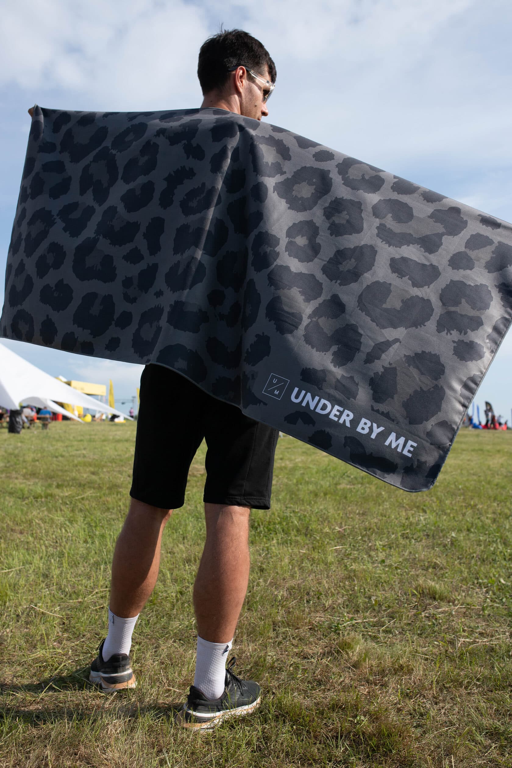 Быстросохнущее спортивное полотенце для тренировок UNDER BY ME Grey Leo 10