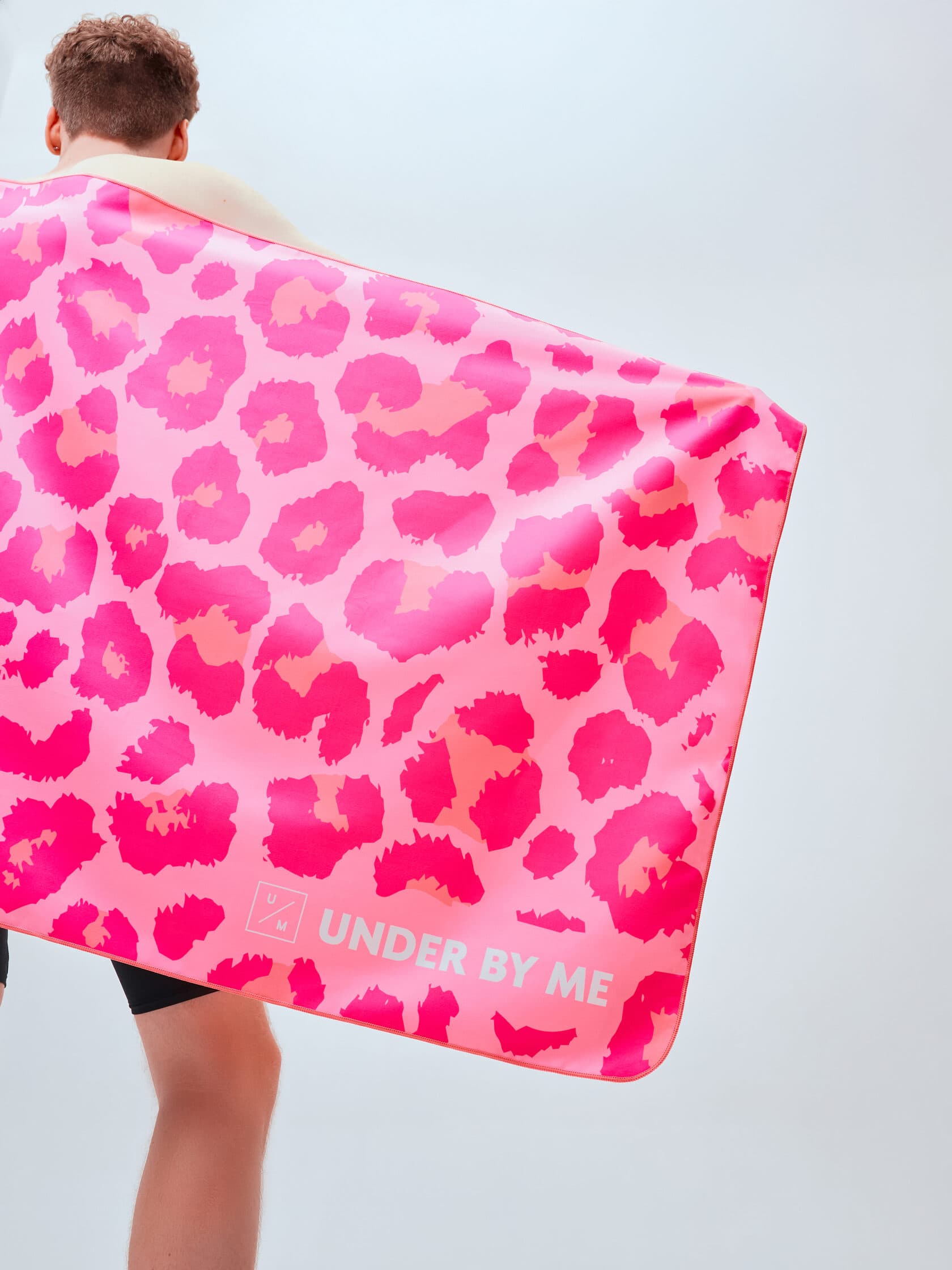 Быстросохнущее спортивное полотенце для тренировок UNDER BY ME Pink Leo 2