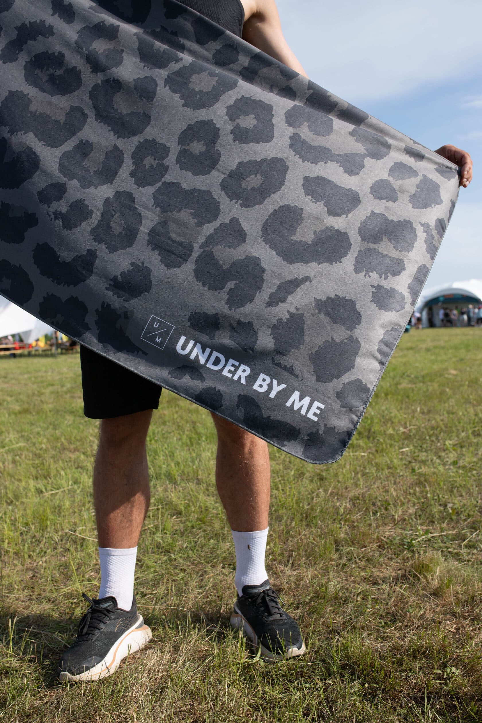 Быстросохнущее спортивное полотенце для тренировок UNDER BY ME Grey Leo 8