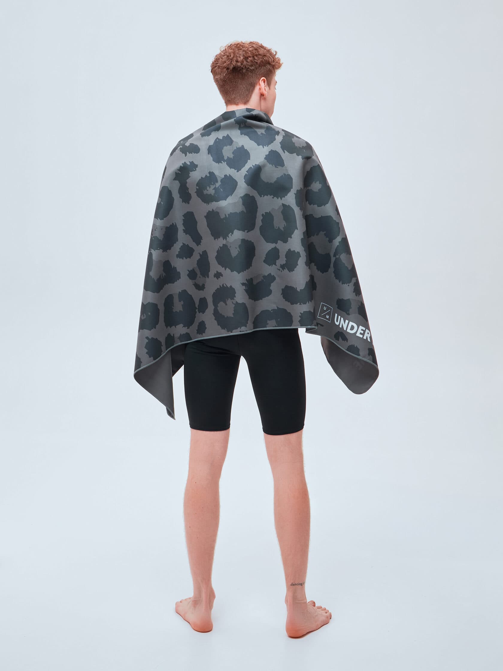 Быстросохнущее спортивное полотенце для тренировок UNDER BY ME Grey Leo