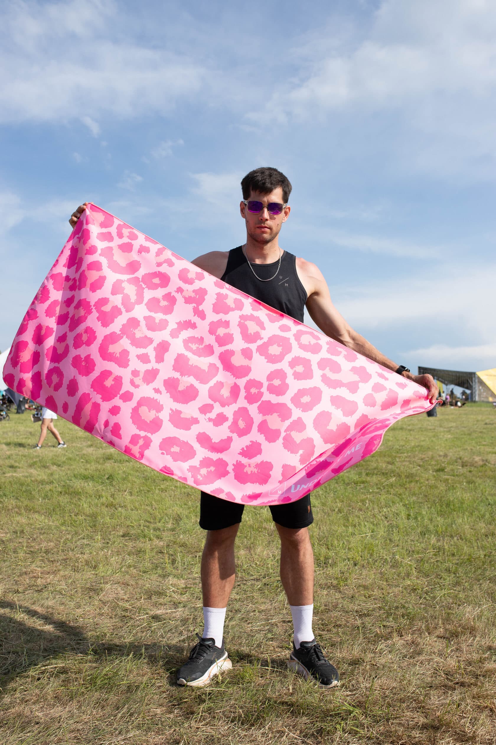 Быстросохнущее спортивное полотенце для тренировок UNDER BY ME Pink Leo 10