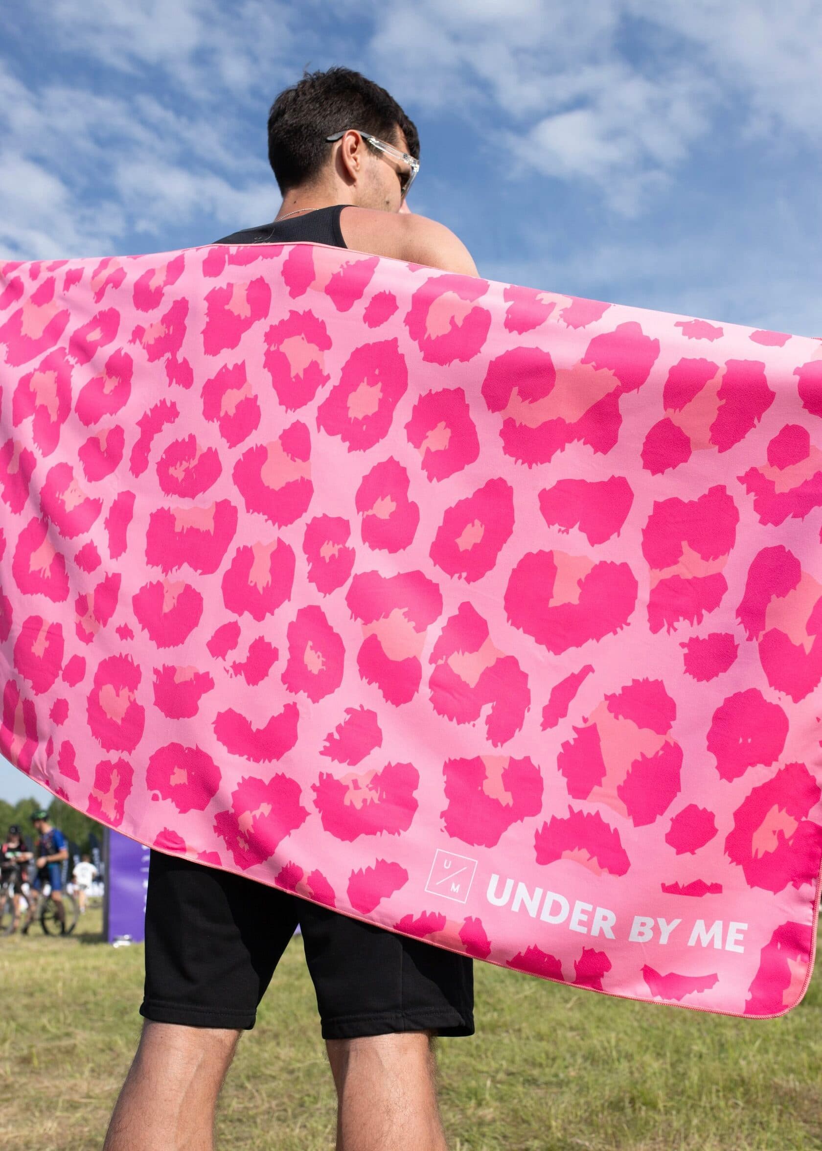 Быстросохнущее спортивное полотенце для тренировок UNDER BY ME Pink Leo 9