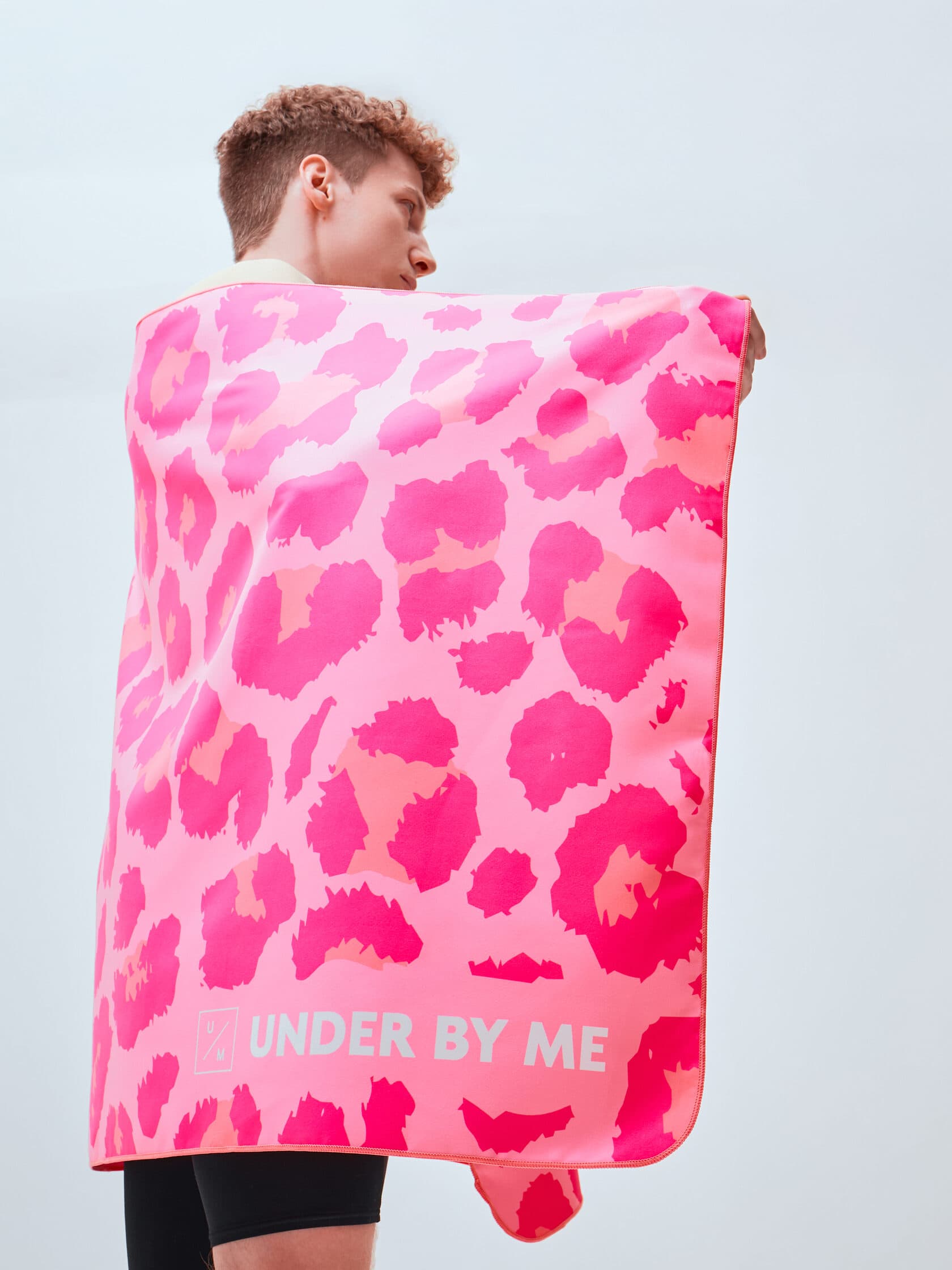 Быстросохнущее спортивное полотенце для тренировок UNDER BY ME Pink Leo 3