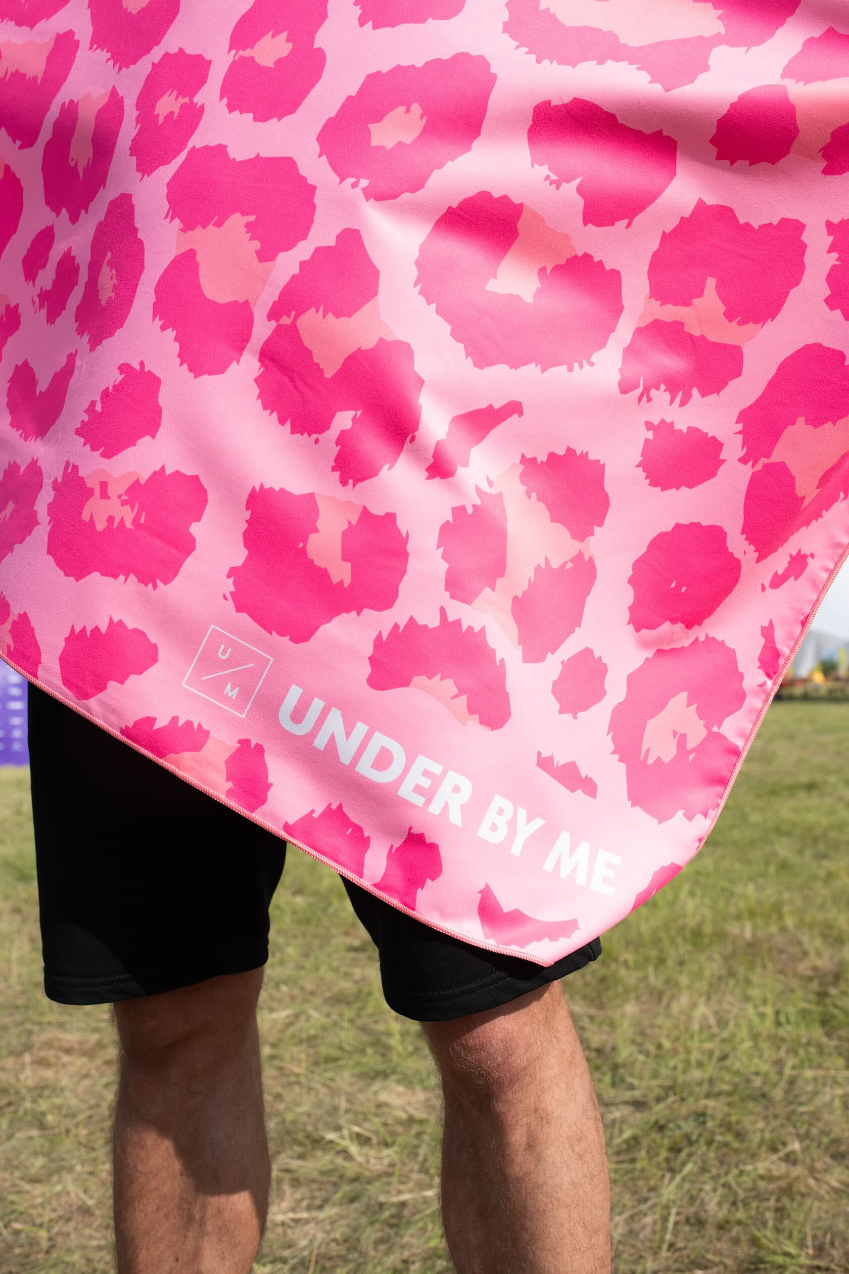 Быстросохнущее спортивное полотенце для тренировок UNDER BY ME Pink Leo 11