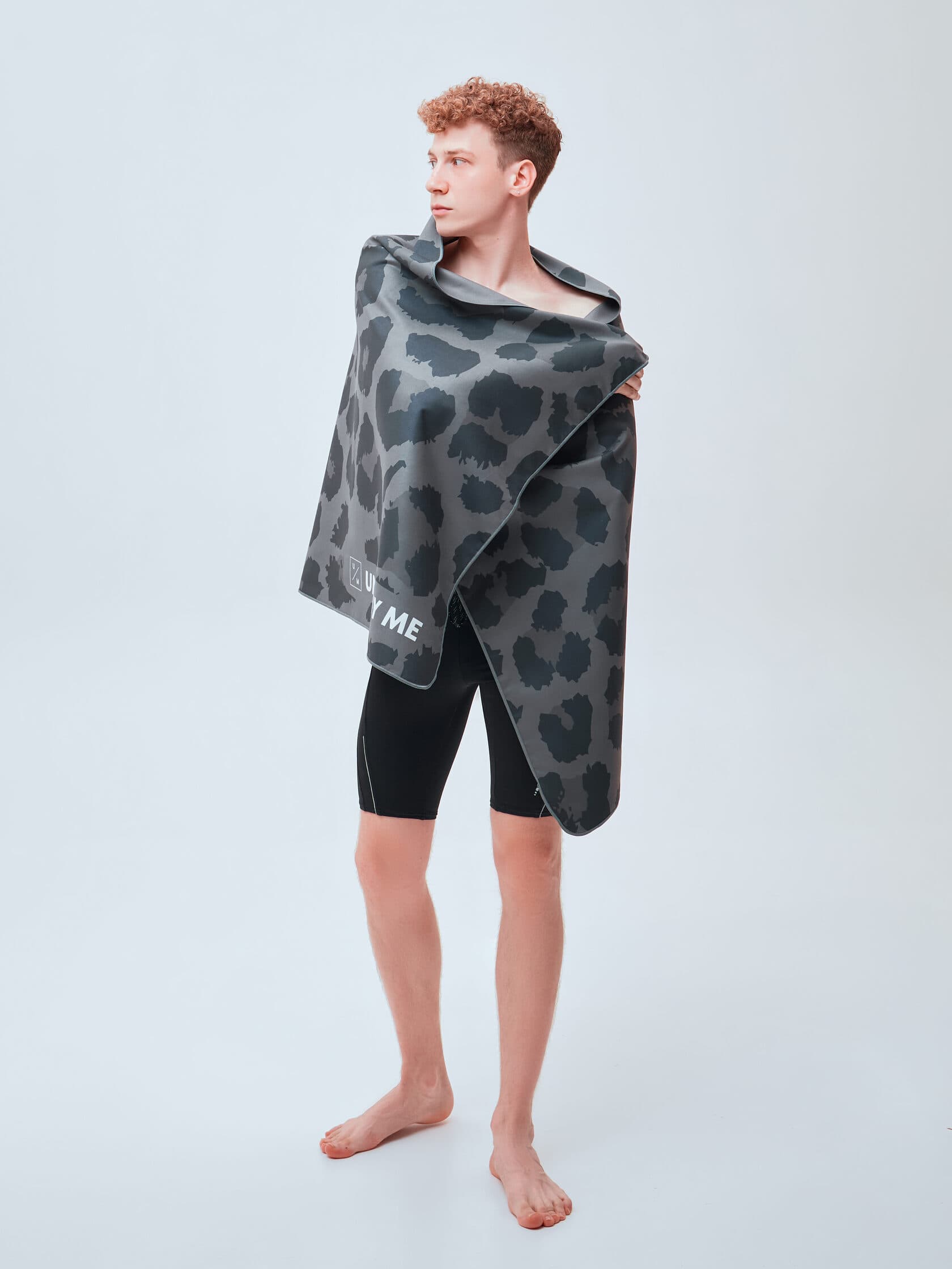 Быстросохнущее спортивное полотенце для тренировок UNDER BY ME Grey Leo 3