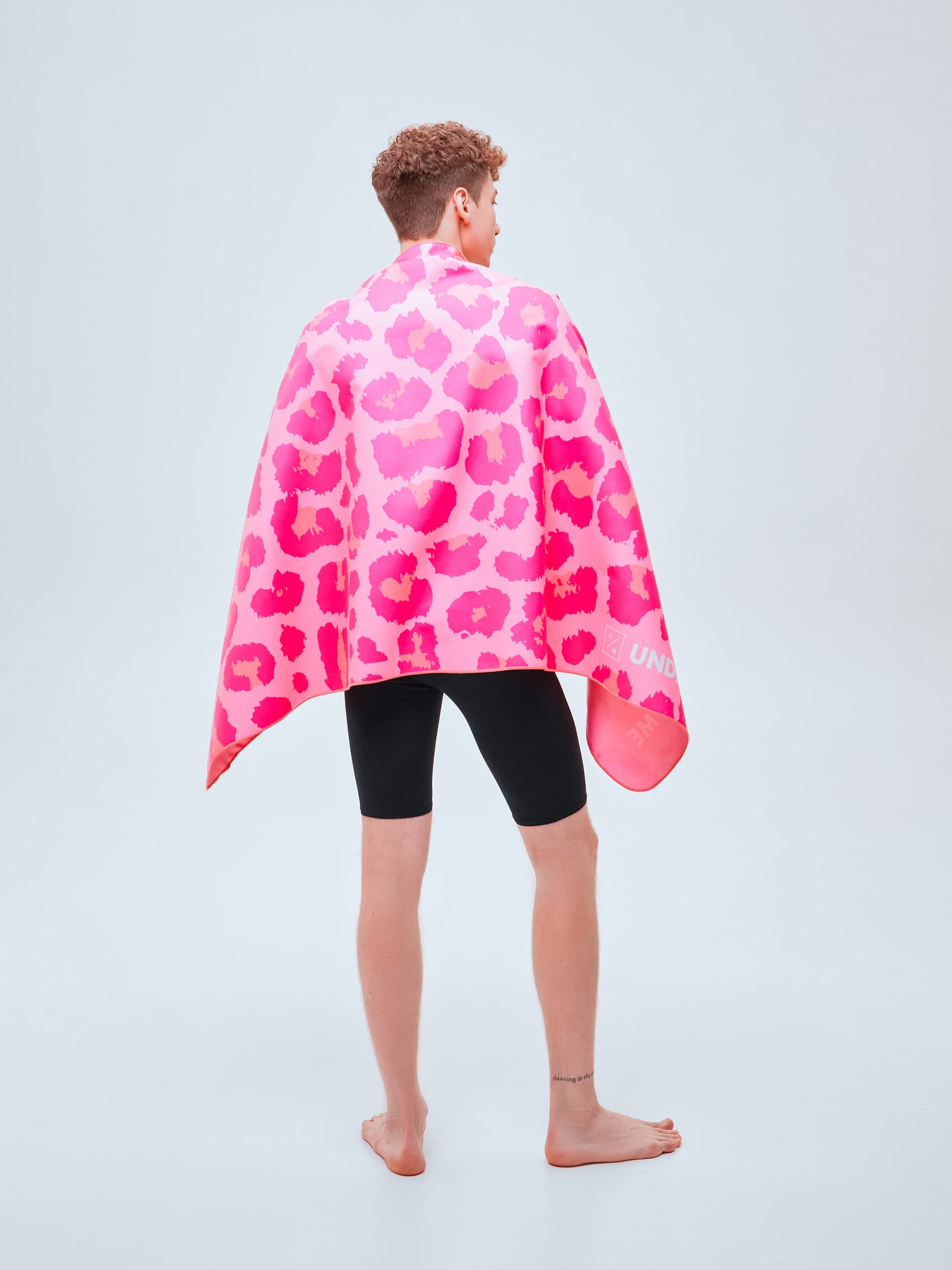 Быстросохнущее спортивное полотенце для тренировок UNDER BY ME Pink Leo