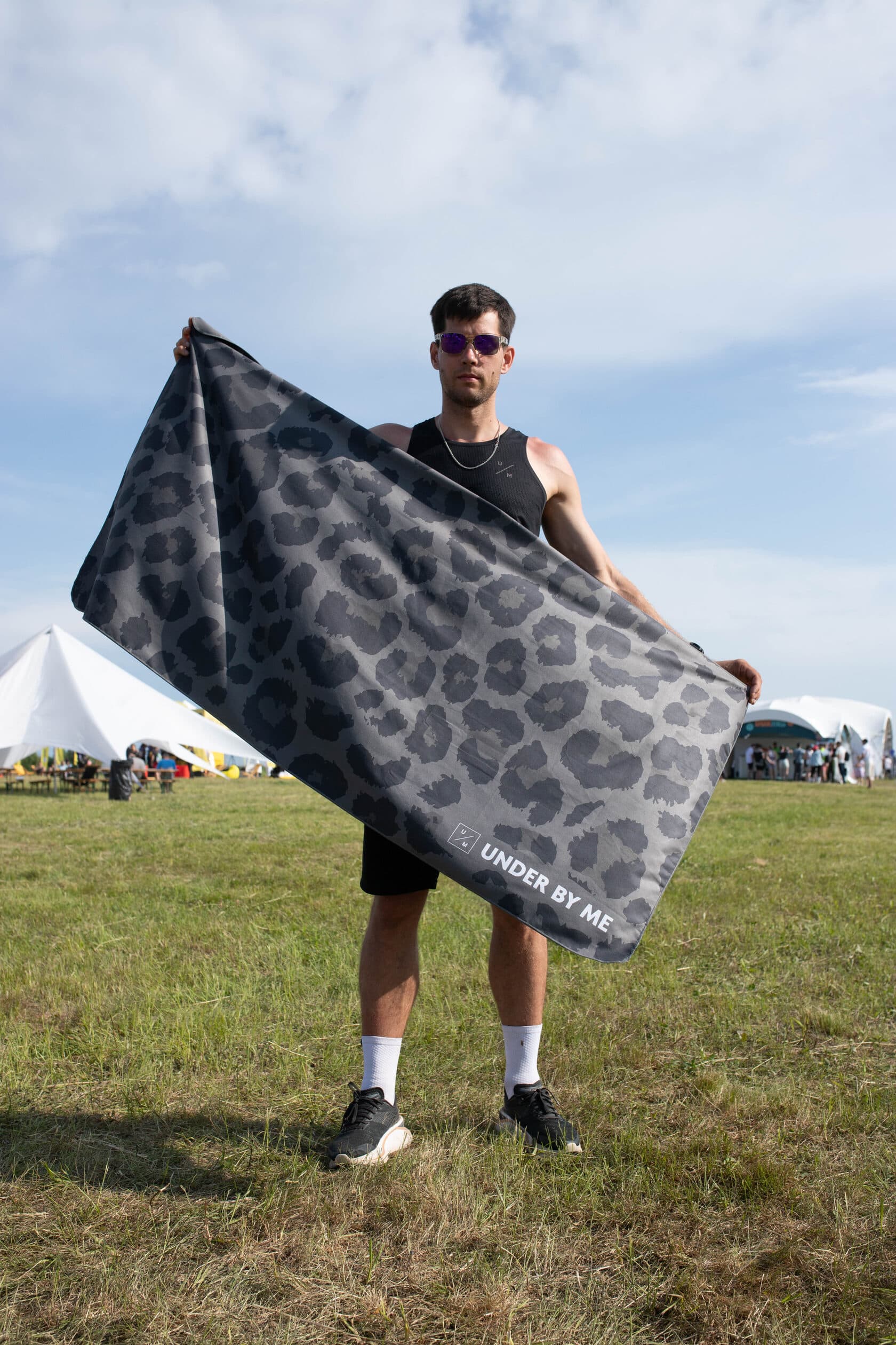 Быстросохнущее спортивное полотенце для тренировок UNDER BY ME Grey Leo 7