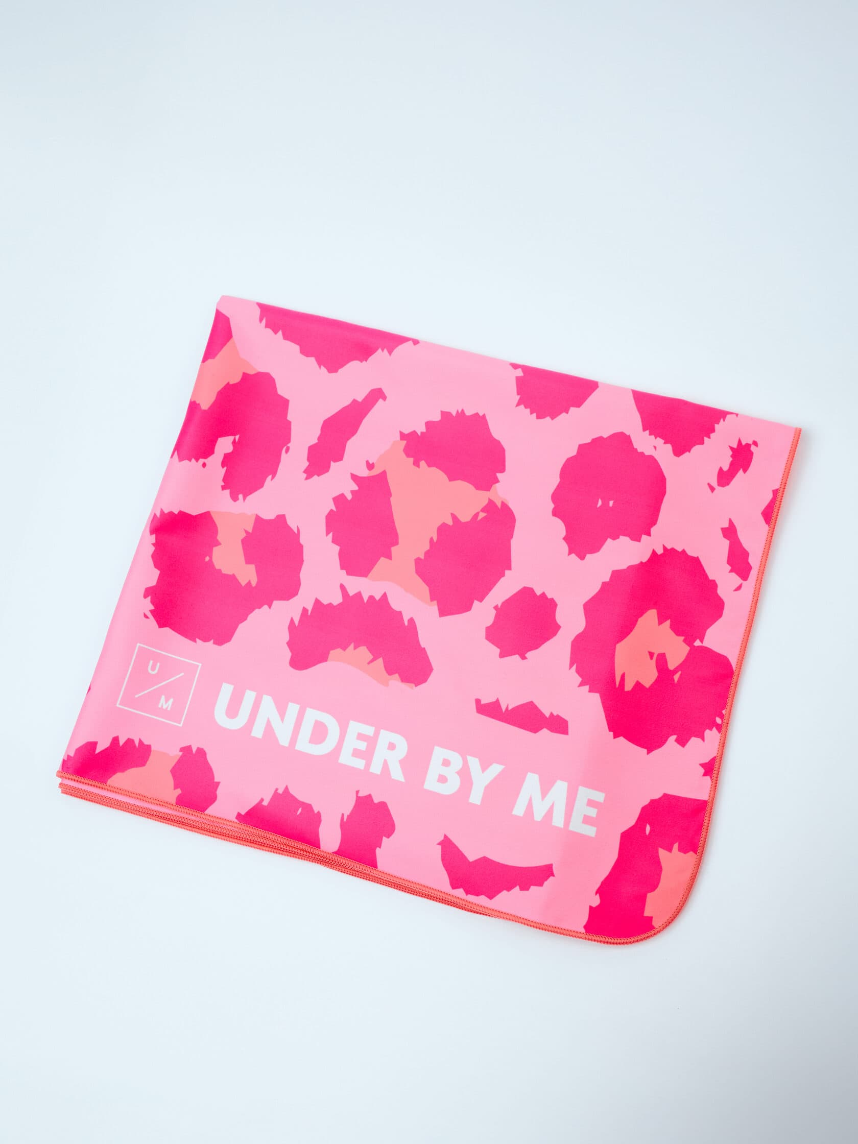 Быстросохнущее спортивное полотенце для тренировок UNDER BY ME Pink Leo 5