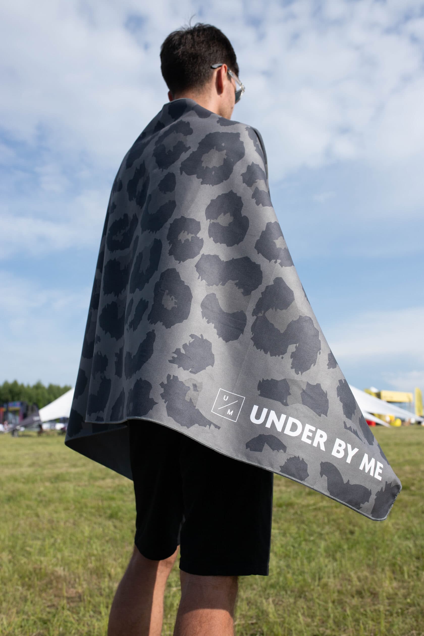 Быстросохнущее спортивное полотенце для тренировок UNDER BY ME Grey Leo 11