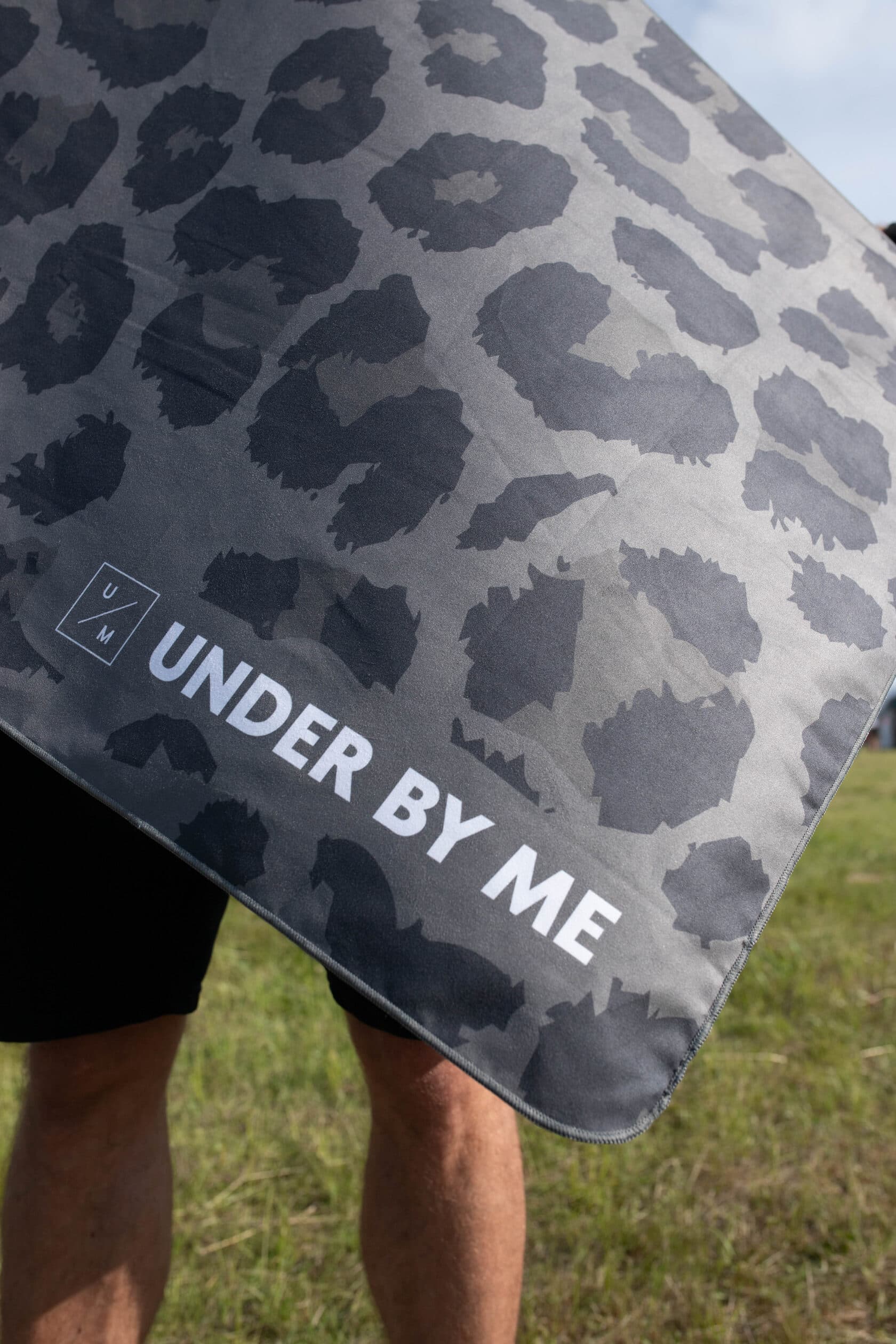 Быстросохнущее спортивное полотенце для тренировок UNDER BY ME Grey Leo 9