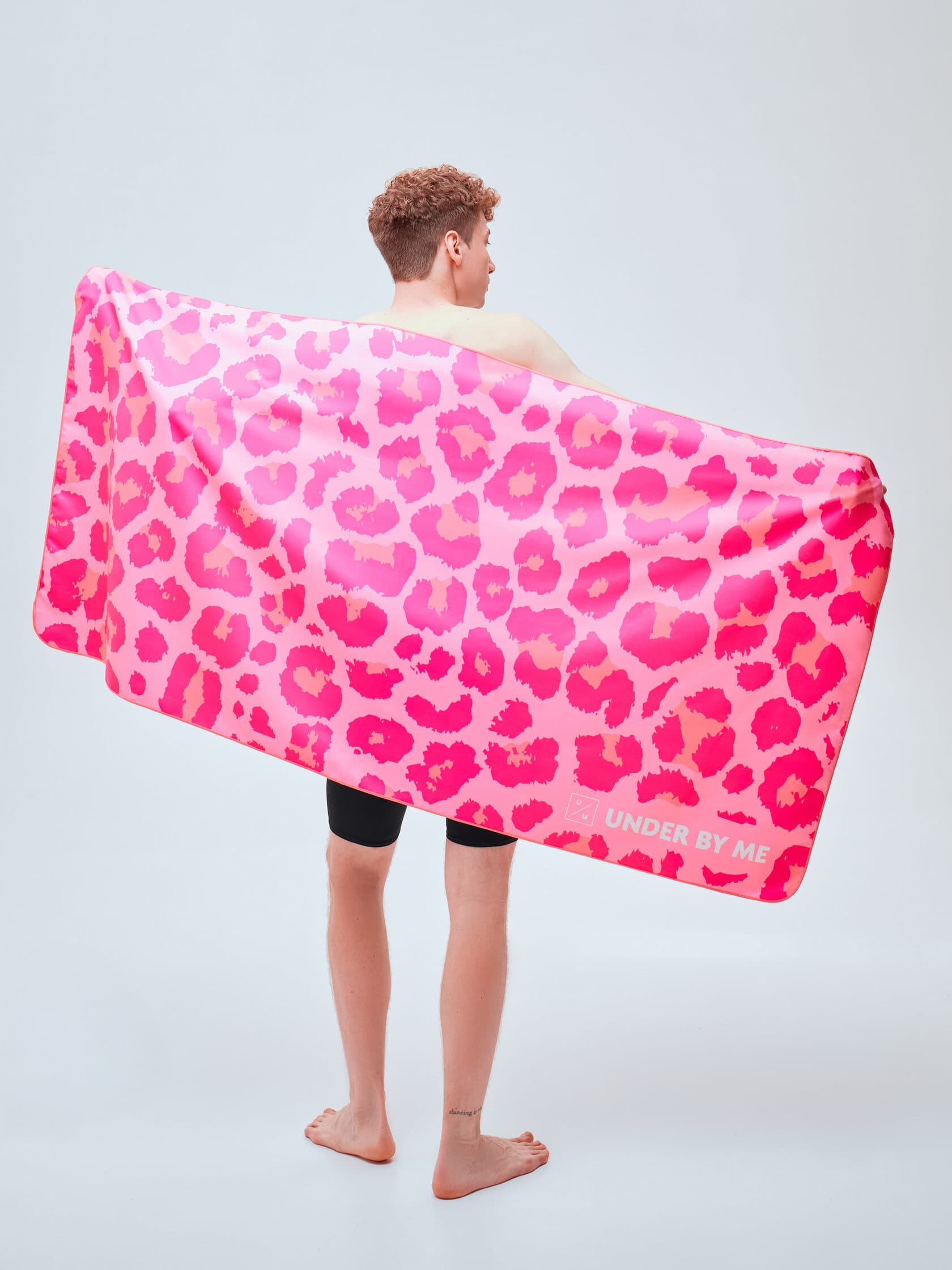 Быстросохнущее спортивное полотенце для тренировок UNDER BY ME Pink Leo